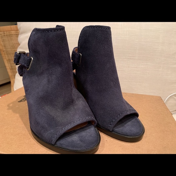 FRYE Carolina Navy Suede Peep Toe Booties NWOT - Picture 1 of 8